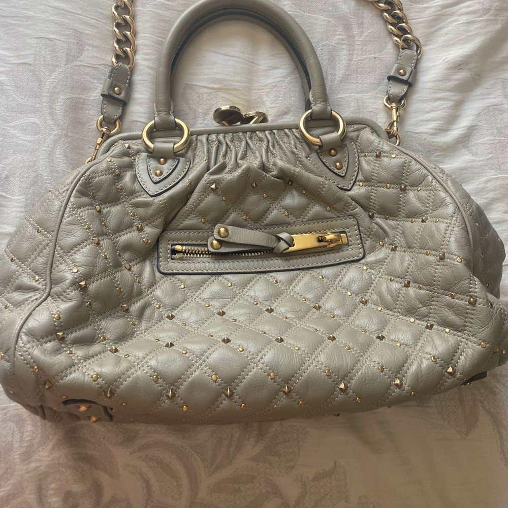 Marc Jacobs Large Leather Stam in Excellent Condition. Gorgeous taupe color!